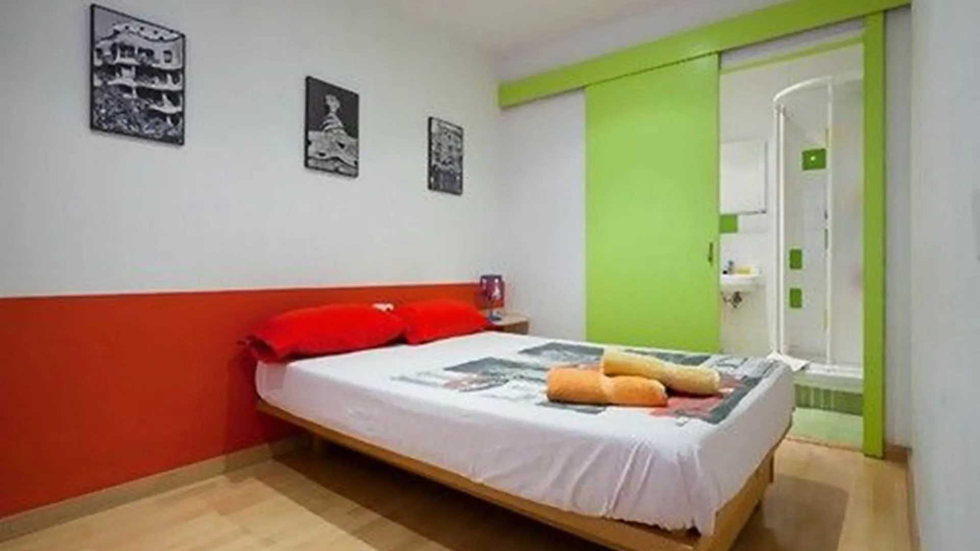 La Casa De Laura Nisia B&B Barcelona 3*,  Spain